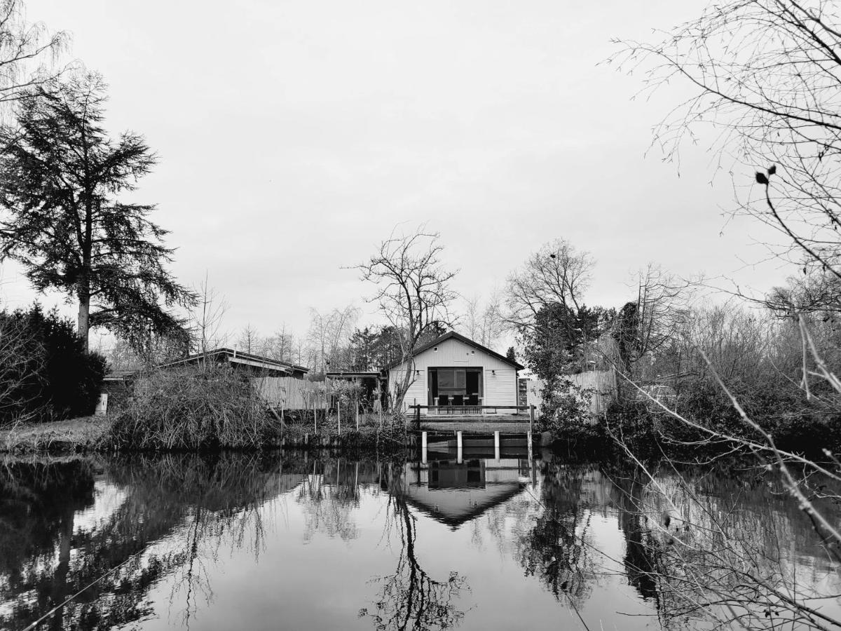Rustig Gelegen Chalet Kapeki Met Tuin Aan Het Water Geel Esterno foto