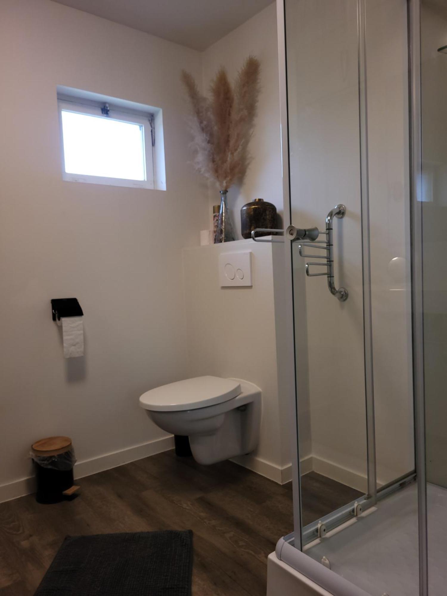 Rustig Gelegen Chalet Kapeki Met Tuin Aan Het Water Geel Esterno foto