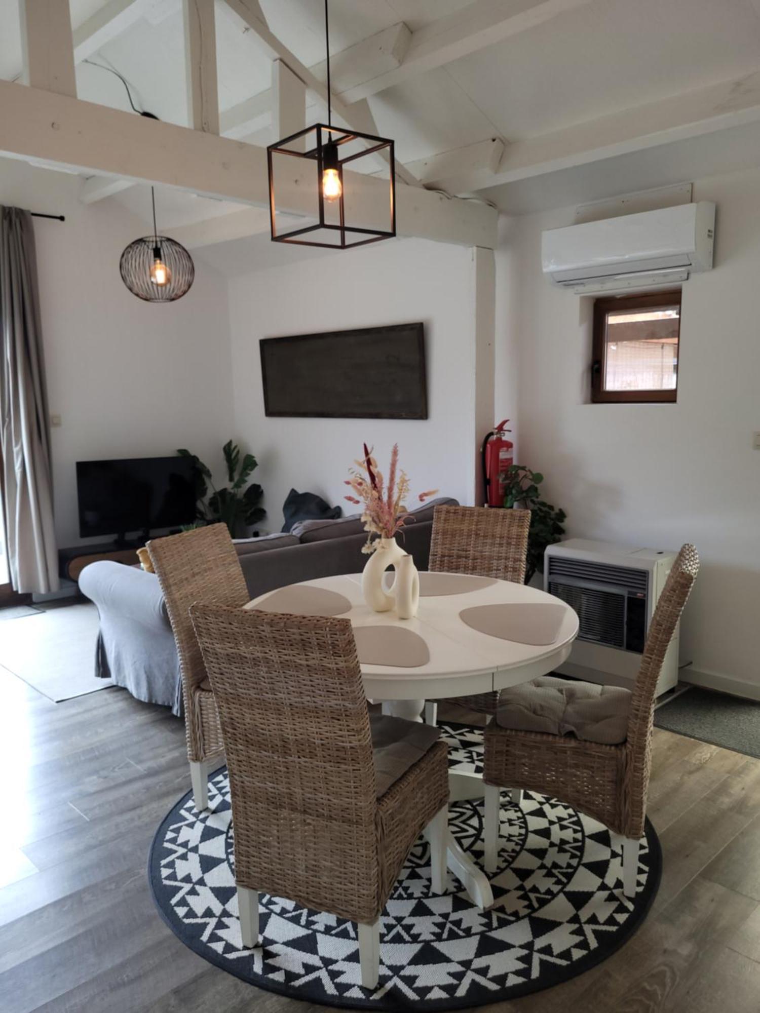 Rustig Gelegen Chalet Kapeki Met Tuin Aan Het Water Geel Esterno foto